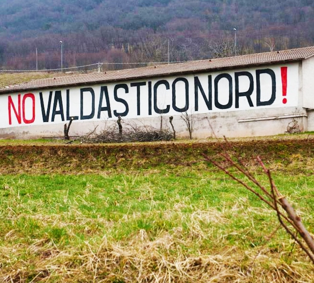 Striscione contro la Valdastico nord